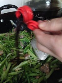 美味的肉片炒香芹做法图解9)