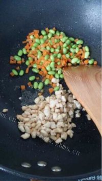喷香的菠萝炒饭做法图解8)