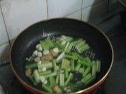 芹菜鱿鱼丝做法图解4)
