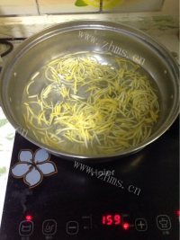 美味营养的蜂蜜柚子茶做法图解5)