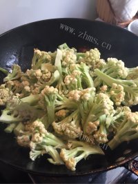 家常菜清炒花菜做法图解3)