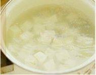 家常菜咸肉豆腐汤做法图解6)