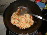 色味俱佳的葱香蛋炒饭做法图解7)