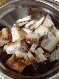 家常烧肉炒芹菜做法图解4)