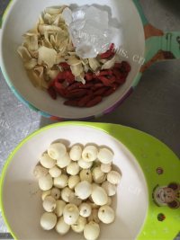 滋补养胃梅花莲子燕麦粥做法图解1)