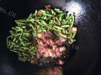 下酒菜豆角炒肉做法图解8)