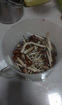 家常菜茶树菇烧五花肉做法图解2)