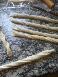 美美厨房之油条做法图解7)