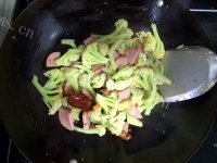 好吃的香肠烧菜花做法图解5)