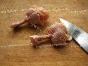 美味的盐酥蒜香翅根做法图解2)