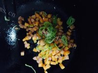 美味的时蔬炒饭做法图解6)