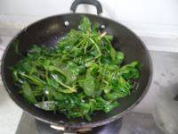 简单的炒菠菜做法图解4)