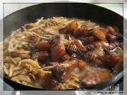 家常菜腊笋红烧肉做法图解6)