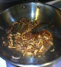 家常菜蒜苔炒肉做法图解4)