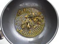 家常菜酸菜炒猪肉做法图解8)