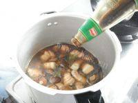 家常菜香菇红烧肉做法图解9)