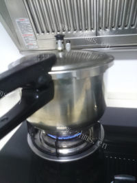 美味的墨斗鱼猪骨莲藕汤做法图解7)