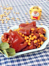 美味的黄豆烧猪蹄