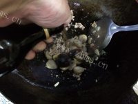 美味营养的皮蛋苋菜汤做法图解6)