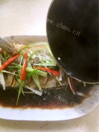 热腾腾的清蒸鲈鱼做法图解6)