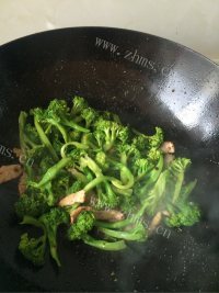 家常菜西兰花炒肉做法图解5)