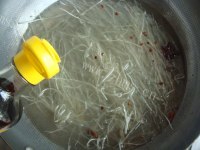 美味的鸡蛋炒粉条做法图解2)