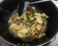 美味的杏鲍菇焖鸭肉做法图解4)