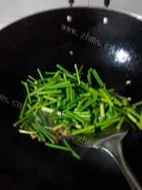 家常菜蒜苔炒肉做法图解5)