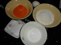 香喷喷的蛋黄饼干做法图解1)