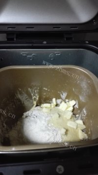 自制豆沙小餐包做法图解3)