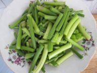 好吃的蒜薹炒肉做法图解1)