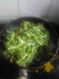 肉丝炒豆角丝做法图解9)