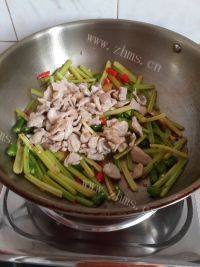 家常菜芹菜炒肉片做法图解8)
