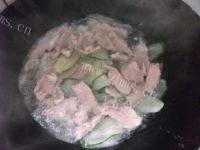 美味的黄瓜肉片汤做法图解6)