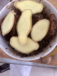 美味的芽菜扣肉做法图解6)