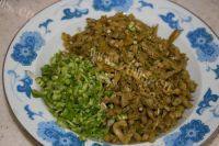「家有大厨」酸豆角炒肉末做法图解2)