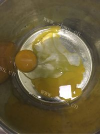 鲜美可口巧克力熔岩蛋糕做法图解3)