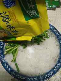 美味的韭菜拌粉丝做法图解7)