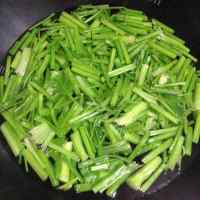 特下饭的芹菜炒肉做法图解3)