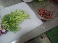 家常菜蒜苔肉丝做法图解2)
