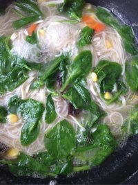 美味的豌豆苗牛肉面做法图解7)