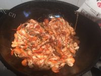 美味的油爆河虾做法图解5)