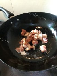 美味猪肉炖莲藕做法图解4)