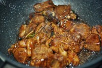 美味的胡萝卜焖羊肉做法图解5)