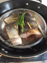 我的最爱泡椒酸菜鱼头做法图解2)