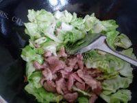 家常菜包菜炒肉丝做法图解5)