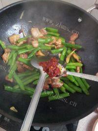 味道不错的四季豆炒肉做法图解8)