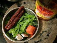 家常荷兰豆炒腊肠做法图解1)