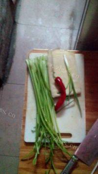 家常菜芹菜炒豆腐皮做法图解1)