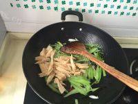意犹未尽的芹菜炒腐竹做法图解5)